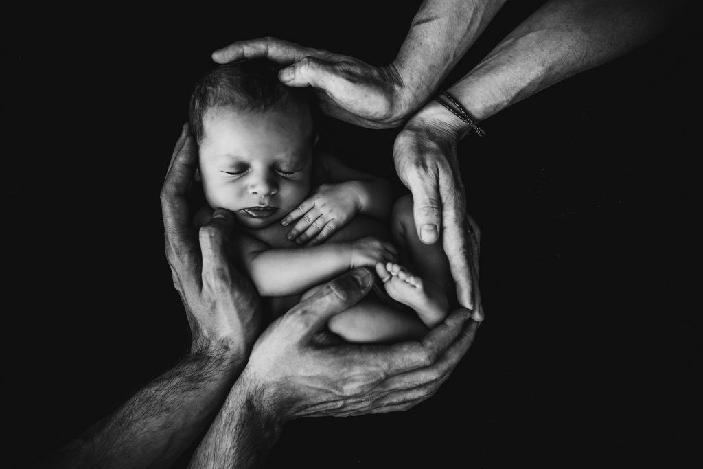 l’image que nous avons de nous-même prend forme lors du peau contre peau entre le bébé et ses parents.