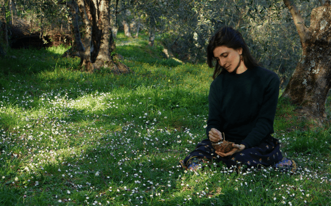 Rencontre avec La Cueilleuse Sauvage : « Nous sommes relié.e.s depuis toujours aux plantes, c’est grâce à elles que nous sommes en vie aujourd’hui »